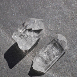 現物☆天然石2個セット ダンビュライト(メキシコ産)結晶原石 合計約5g キラキラ鉱物[danb-201125-01B] 5枚目の画像