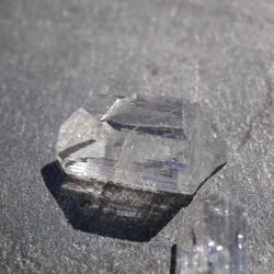 現物☆天然石2個セット ダンビュライト(メキシコ産)結晶原石 合計約5g キラキラ鉱物[danb-201125-01D] 6枚目の画像