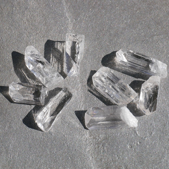 天然石4個セット ダンビュライト(メキシコ産)合計約5～6g 結晶原石キラキラ鉱物[danb-201126-02] 8枚目の画像