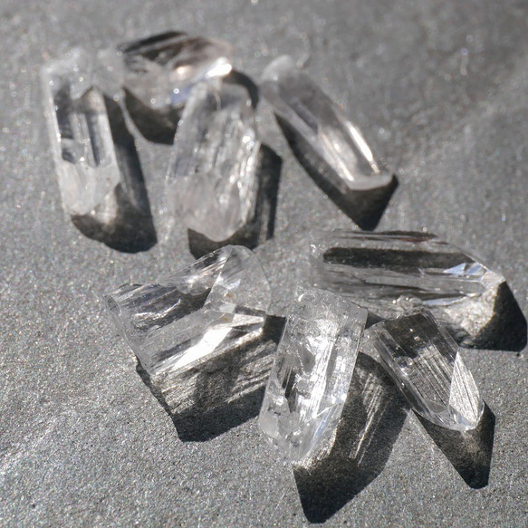 天然石4個セット ダンビュライト(メキシコ産)合計約5～6g 結晶原石キラキラ鉱物[danb-201126-02] 9枚目の画像