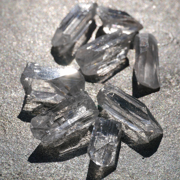 天然石4個セット ダンビュライト(メキシコ産)合計約5～6g 結晶原石キラキラ鉱物[danb-201126-02] 10枚目の画像