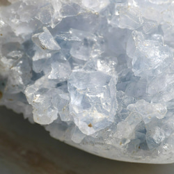 天然石 約180g約66mmセレスタイト(マダガスカル産)たまご型半球原石結晶ぎっしり天青石[ce-210602-02] 3枚目の画像