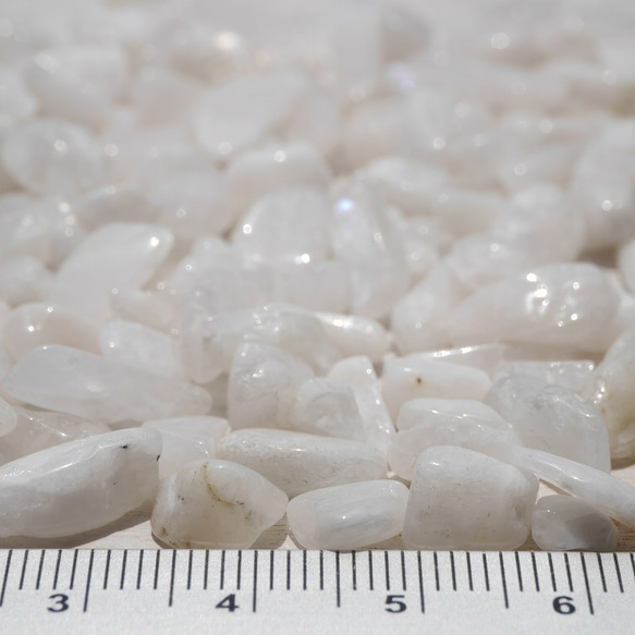 天然石ホワイトムーンストーン(インド産)約35g詰合せ約4～16mm穴なしさざれ石6月誕生石[sa-210713-01] 3枚目の画像
