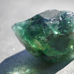 天然石 約32g最大幅約39mmダイアナマリア鉱山産フローライト結晶原石グリーン強蛍光[dmfl-210927-01] 4枚目の画像