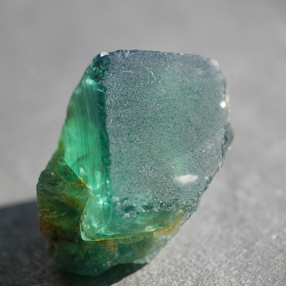 天然石 約21g最大幅約32mmダイアナマリア鉱山産フローライト結晶原石グリーン強蛍光[dmfl-210927-03] 2枚目の画像