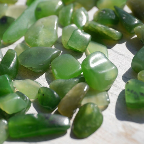 天然石ネフライト(ロシア産)約15g分詰合せ 約4～15mm 穴なし さざれ石