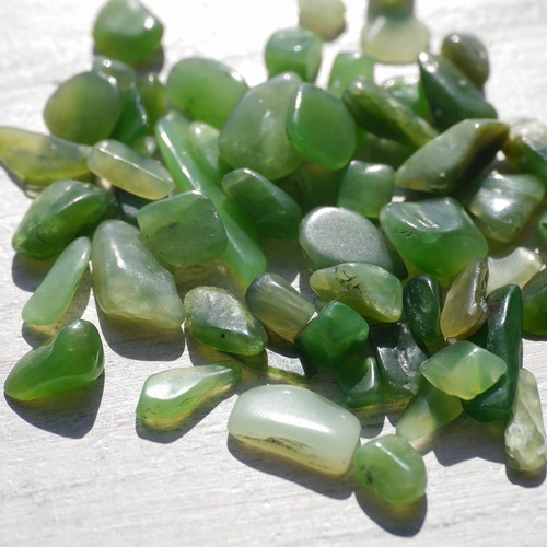 天然ネフライト 翡翠 軟玉 鑑賞石 天然石 自然石 水石 木製台座付き