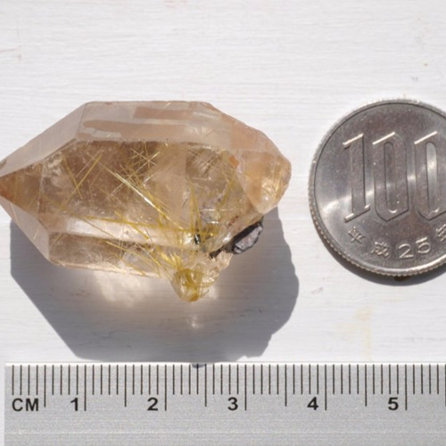 透明感あり!! ゴールドルチルクォーツ(金針入り水晶)結晶原石 約