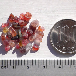 天然石スピネル(尖晶石) 小粒 ラフロック ミックスカラー 約2g ドライフルーツのような [ro-151201-04] 5枚目の画像