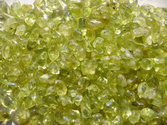 天然石 小粒ペリドット さざれ石 約15g 約3mm〜6mm 穴なし 透明素材黄緑[sa-151212-01] 3枚目の画像