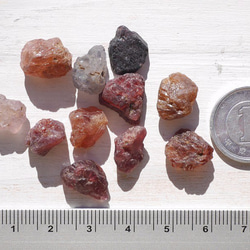 天然石スピネル(尖晶石)大粒さざれ石ラフロック ミックスカラー 11〜12個 ナチュラル原石[ro-160126-03] 5枚目の画像