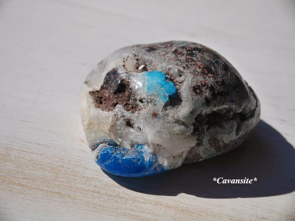 天然石カバンサイト(インド産)母岩付研磨タンブル 約15g ブルーハワイカラー結晶原石素材[tu-160217-02] 1枚目の画像
