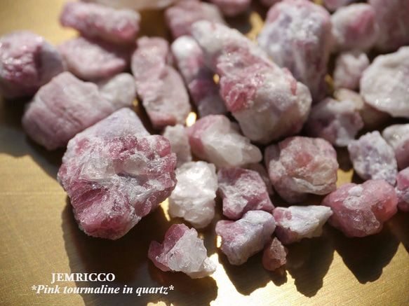 天然石ピンクトルマリンインクォーツ(ブラジル産)結晶原石さざれ 約30gサイズミックス [min-160219-01] 1枚目の画像
