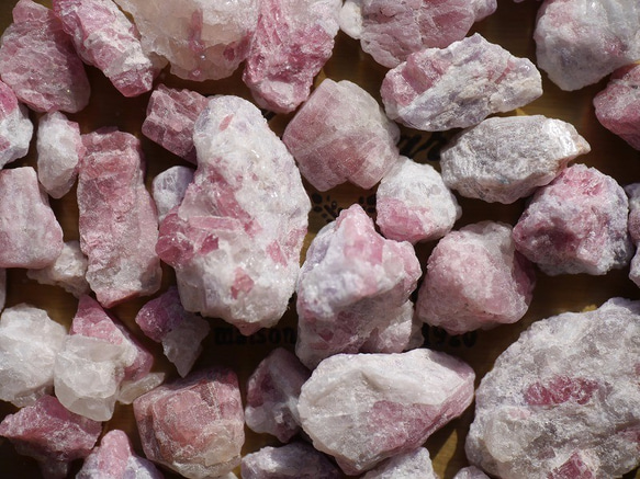天然石ピンクトルマリンインクォーツ(ブラジル産)結晶原石さざれ 約30gサイズミックス [min-160219-01] 3枚目の画像