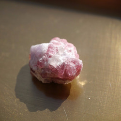 天然石ピンクトルマリンインクォーツ(ブラジル産)結晶原石さざれ 約30gサイズミックス [min-160219-01] 4枚目の画像