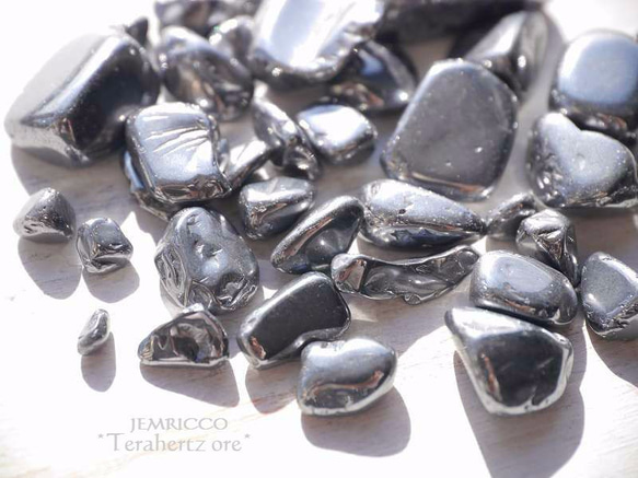 テラヘルツ鉱石さざれ石 サイズミックス 約10g 約2mm〜16mm 穴なし つやつや光沢[sa-161116-01] 1枚目の画像