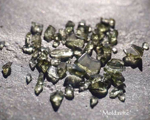 天然ガラス モルダバイト(チェコ共和国産)さざれ石 約1g 約2mm