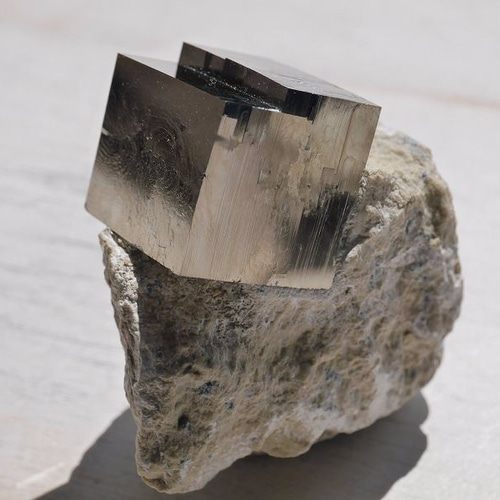 天然石パイライト(黄鉄鉱/スペイン産)母岩付き特大キューブ 約