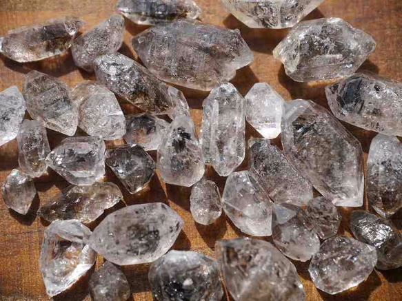 天然石パキスタン産水晶エレスチャルクォーツ原石結晶さざれ 約10g詰め合わせ 穴なし[pqe-171019-01] 2枚目の画像
