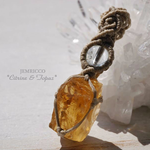 天然石シトリン原石ラフロックと無加熱トパーズのマクラメペンダント  