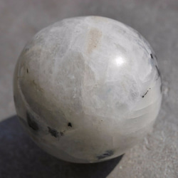 天然石ムーンストーンペグマタイト(インド産)丸玉 直径約39mm 約83g ラウンド[mpba-171109-02] 3枚目の画像
