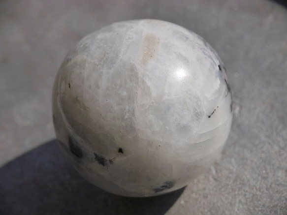 天然石ムーンストーンペグマタイト(インド産)丸玉 直径約39mm 約83g ラウンド[mpba-171109-02] 3枚目の画像