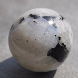 天然石ムーンストーンペグマタイト(インド産)丸玉 直径約39mm 約83g ラウンド[mpba-171109-02] 8枚目の画像