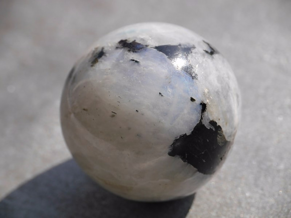 天然石ムーンストーンペグマタイト(インド産)丸玉 直径約39mm 約83g ラウンド[mpba-171109-02] 8枚目の画像