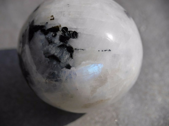 天然石ムーンストーンペグマタイト(インド産)丸玉 直径約39mm 約83g ラウンド[mpba-171109-02] 10枚目の画像