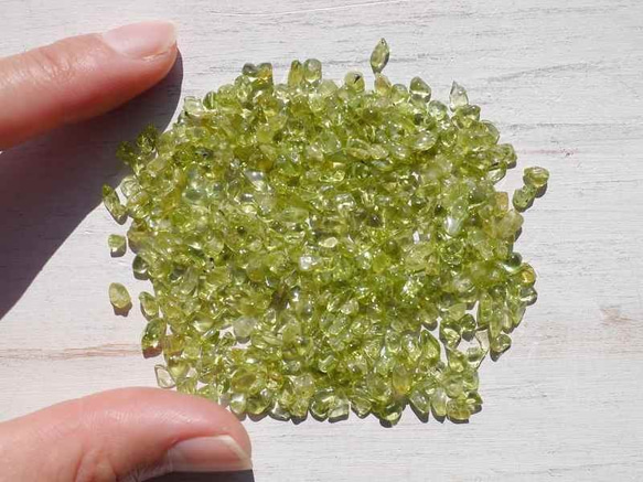 天然石ペリドット(ミャンマー産)小粒さざれ石 約20g 約2mm～5mm 穴なし 橄欖石[sa-180215-01] 6枚目の画像