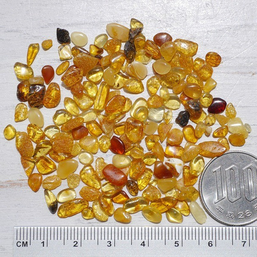 天然琥珀(バルト海産)つやつやキラキラMixさざれ 約5g約2mm