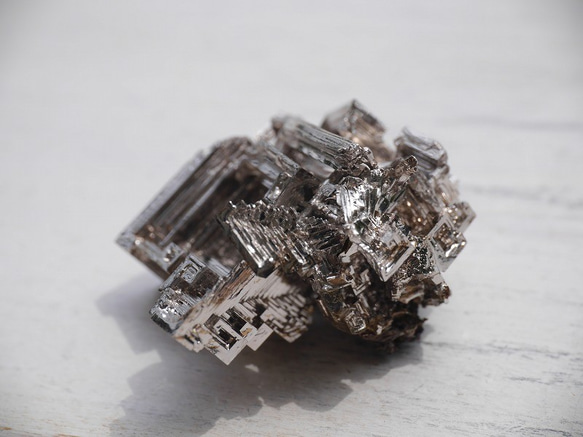 SALE☆ビスマス人工結晶 約19g 約32mm 幾何学模様立体結晶 人工結晶[bis-180904-01] 6枚目の画像