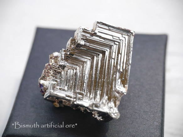 ビスマス結晶　懐中時計型置物 ビスマス鉱石【人工結晶】幾何学模様 約25gー45mmガラス瓶付き