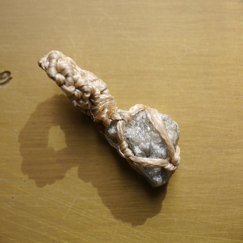 天然石ダイヤモンド原石とサファイアのマクラメペンダントヘッド