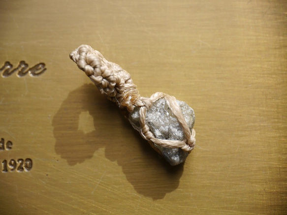 天然石ダイヤモンド原石とサファイアのマクラメペンダントヘッドチャーム単品 大粒金剛石[mpet-180912-02] 10枚目の画像