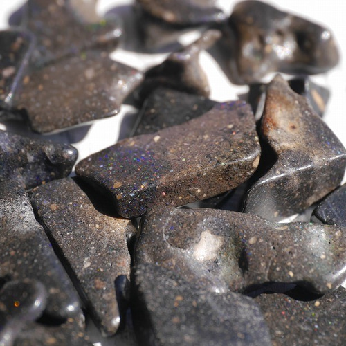 天然石ブラックマトリックスオパール大きめさざれ石 約25g詰合せ 約