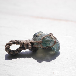 天然石ラタナキリブルージルコン原石(カンボジア産)マクラメバッグチャーム四つ組紐青い石[bch-190327-01] 4枚目の画像