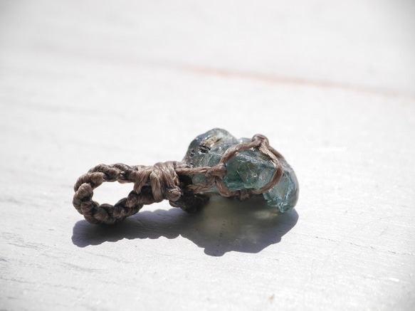 天然石ラタナキリブルージルコン原石(カンボジア産)マクラメバッグチャーム四つ組紐青い石[bch-190327-01] 4枚目の画像