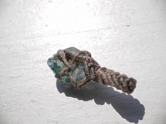 天然石ラタナキリブルージルコン原石(カンボジア産)マクラメバッグチャーム四つ組紐青い石[bch-190327-01] 8枚目の画像