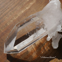 天然石アーカンソー州産水晶クラスター 約111g 約90×29×50mm 虹入り極太[aqc-200219-02] 1枚目の画像