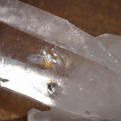 天然石アーカンソー州産水晶クラスター 約111g 約90×29×50mm 虹入り極太[aqc-200219-02] 2枚目の画像