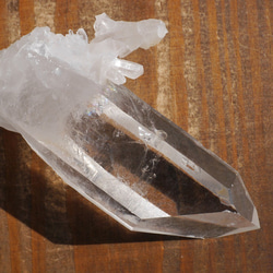 天然石アーカンソー州産水晶クラスター 約111g 約90×29×50mm 虹入り極太[aqc-200219-02] 3枚目の画像