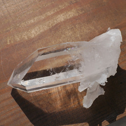 天然石アーカンソー州産水晶クラスター 約111g 約90×29×50mm 虹入り極太[aqc-200219-02] 6枚目の画像