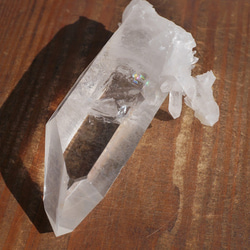 天然石アーカンソー州産水晶クラスター 約111g 約90×29×50mm 虹入り極太[aqc-200219-02] 8枚目の画像