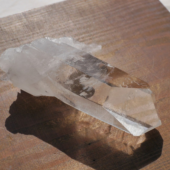 天然石アーカンソー州産水晶クラスター 約111g 約90×29×50mm 虹入り極太[aqc-200219-02] 9枚目の画像