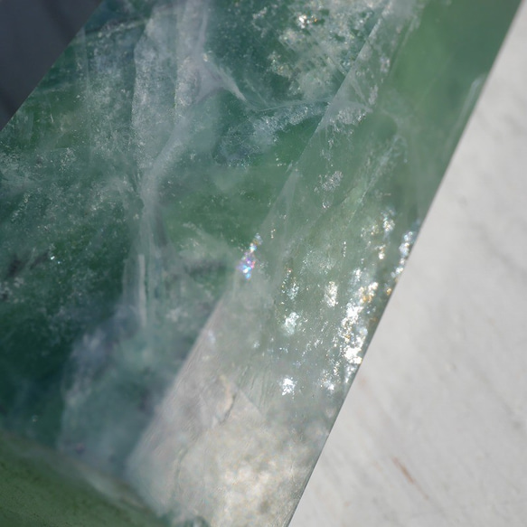 天然石フローライト(アメリカ産)約176g 高約84mm 虹入り特大研磨ポイント木製台座付[flp-200227-01] 8枚目の画像