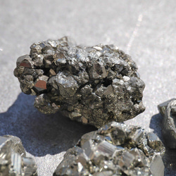 天然石パイライト(ペルー産)結晶原石 約46g分詰合せ 合計6～7個 穴なし 黄鉄鉱鉱石鉱物[py-200409-01] 2枚目の画像