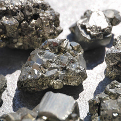 天然石パイライト(ペルー産)結晶原石 約46g分詰合せ 合計6～7個 穴なし 黄鉄鉱鉱石鉱物[py-200409-01] 7枚目の画像