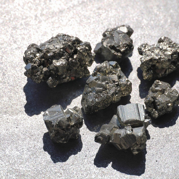 天然石パイライト(ペルー産)結晶原石 約46g分詰合せ 合計6～7個 穴なし 黄鉄鉱鉱石鉱物[py-200409-01] 10枚目の画像
