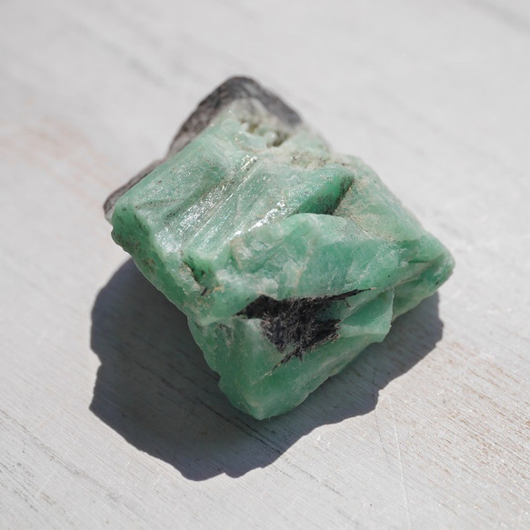 天然石エメラルド(雲南省産)約8.7g 約28×9mm 結晶原石ラフロック 5月誕生石緑柱石[em-200423-01] 3枚目の画像